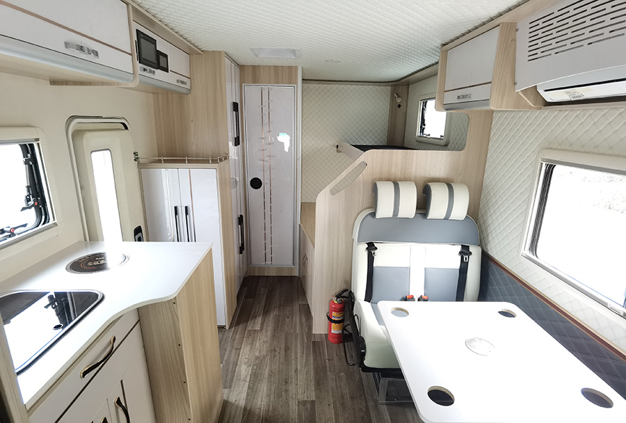 中恒房車-慶鈴五十鈴700P自動擋輕卡房車內飾1 中恒房車-慶鈴五十鈴700P自動擋輕卡房車內飾1